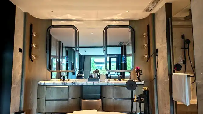 InterContinental Hotel Maßgefertigte, wasserdichte Smart-Spiegelhülle mit zwei unabhängigen Spiegeln